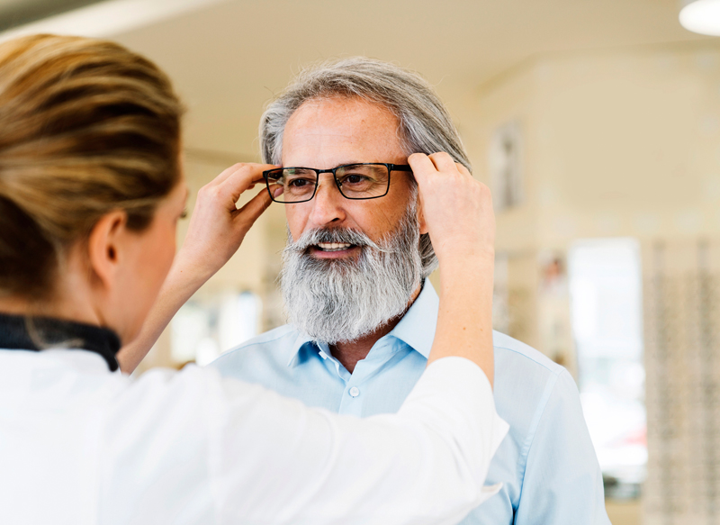man-getting-fitted-for-glasses-800x583.jpg